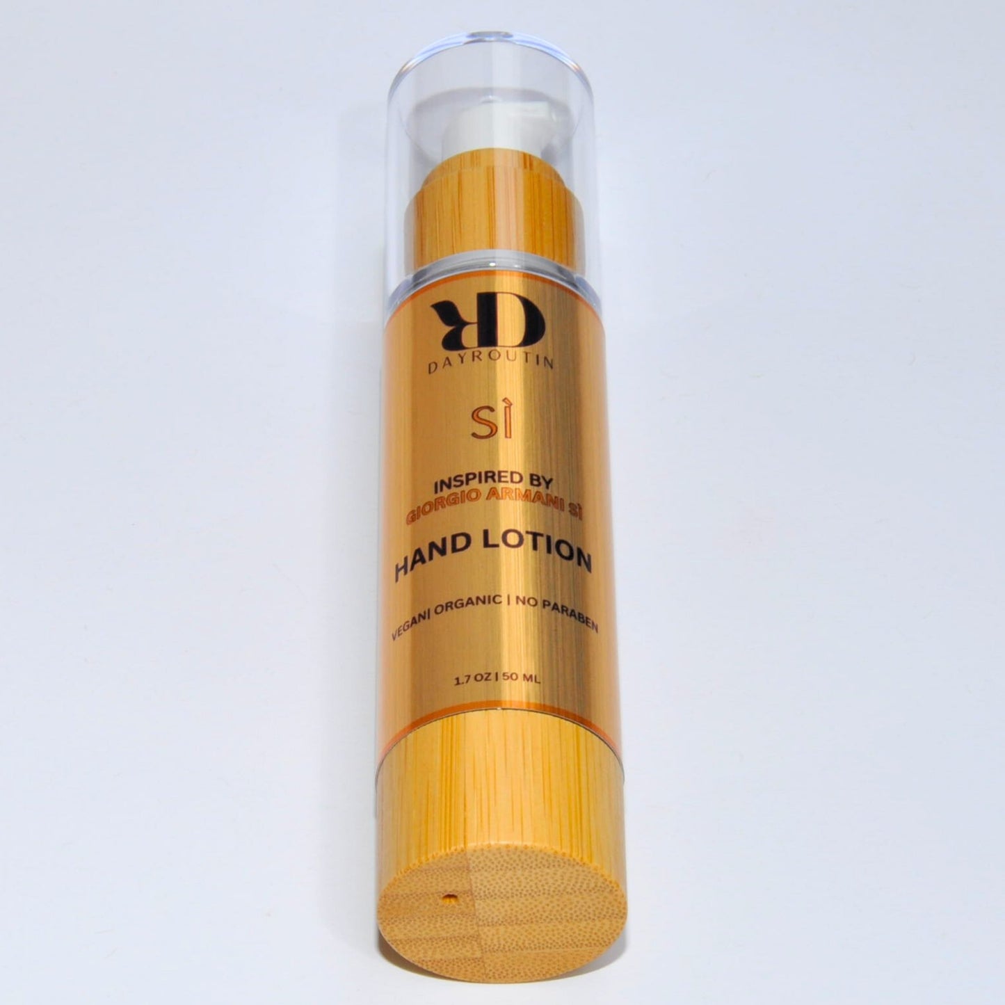 Nourish your hands with the elegant scent of Giorgio Armani Sì. Our non-greasy lotion features notes of blackcurrant, rose, and vanilla.