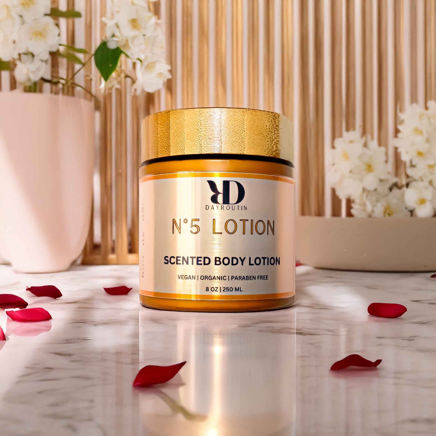 N°5 body lotion captures Chanel N°5 elegance. Aldehydes, jasmine & rose in a velvety formula for timeless, powdery-floral scented skin